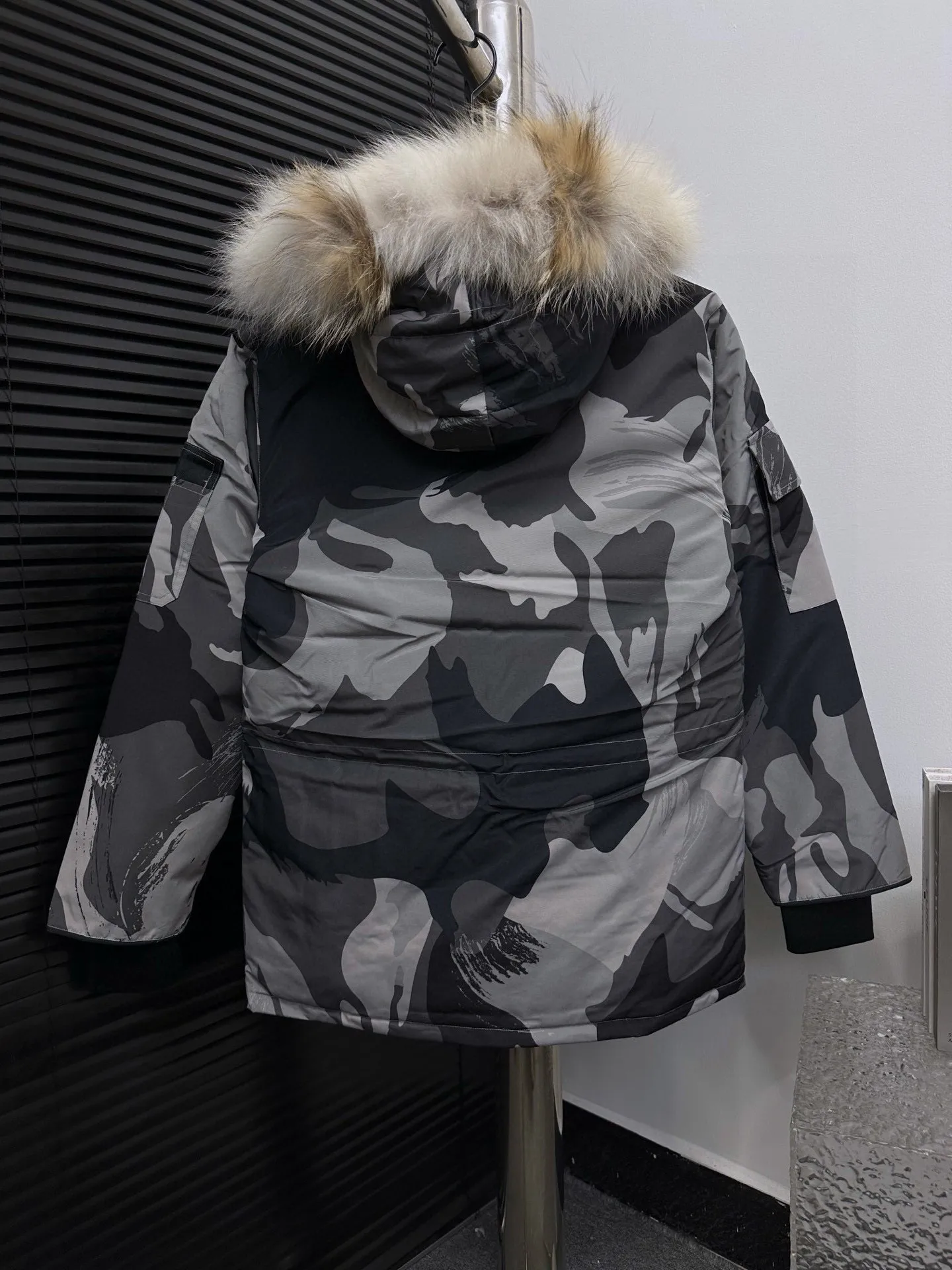 P780 Top Purchasing Version (Wolf Hair Optional) 🇨🇦CANADA GOOES 24 new models 08 models/couple models Factory direct supply: supplying global purchasing agents, micro-business, entities, Tmall, high-end stalls and studio cooperation, free shipping! Canada Goose Expedition Parka 2008 is the same style for men and women. It is mid-length and the most timeless classic. All Arctic and Antarctic scientific expedition teams choose Canada Goose as their cold-proof equipment. It is the Rolls-Royce of down jackets. ➖ Industry-leading anti-counterfeiting chip sensing. ➖ Imported Behringer embroidery machines and customized embroidery labels, the highest level and industry leading. ➖ Imported Korean 21-count polyester-cotton blended original fabric, TC85 waterproof coated fabric, water-repellent, windproof and wear-resistant. ➖ The new national standard 80 white duck down is filled with an average of 520 grams of down. The amount of down filled is industry-leading. ➖ 100% nylon lining with double double-layer sealing design to prevent velvet running, and seamless thread design on the cuffs! ➖ Western Canadian Green Wolf Collar. ➖ Yoshida YKK provides original factory-customized electroplated sliders. YKK two-way lockable zippers are tight and smooth and do not peel off paint. ➖ 3M composite Velcro is durable and the accessories and hardware are all custom-made. Note: Our copywriting is only simple and clear. Instead of bragging about the copywriting, it is better to compare and understand with samples. Only for the purest goose, the most dedicated, the most professional, the highest quality, the highest cost performance!  Size:XS-XXL